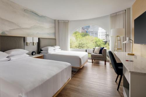 um quarto de hotel com duas camas e uma janela em Montreal Marriott Chateau Champlain em Montreal
