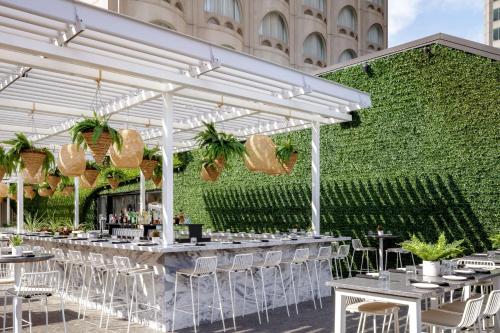 Restaurant ou autre lieu de restauration dans l'établissement Montreal Marriott Chateau Champlain