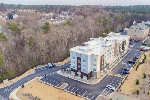 une vue aérienne sur un bâtiment avec un parking dans l'établissement TownePlace Suites by Marriott Raleigh - University Area, à Raleigh