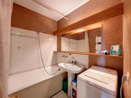 uma casa de banho com um lavatório, um chuveiro e um WC. em Appartement 1 chambre avec garage em Praz-sur-Arly