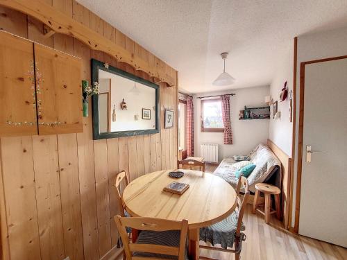 une salle à manger avec une table et des chaises en bois dans l'établissement Appartement 1 chambre avec garage, à Praz-sur-Arly