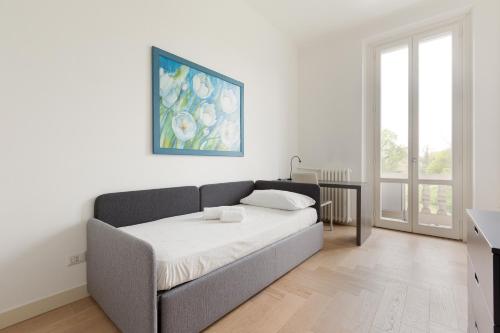 uma sala de estar com um sofá e uma pintura na parede em Milano- Darsena and Navigli Area! Cozy APT! em Milão