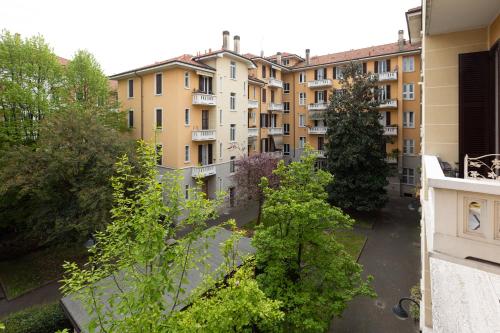 uma vista para um edifício a partir de uma varanda em Milano- Darsena and Navigli Area! Cozy APT! em Milão