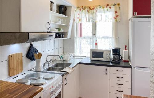 Kuchyň nebo kuchyňský kout v ubytování 1 Bedroom Stunning Apartment In Sommen