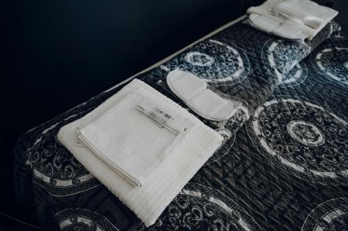 un mucchio di asciugamani sopra un letto di B&B Bed Pegaso a Roma