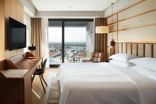 Postel nebo postele na pokoji v ubytování Four Points by Sheraton Prishtina City