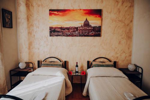 2 letti in una camera con una foto a parete di B&B Bed Pegaso a Roma