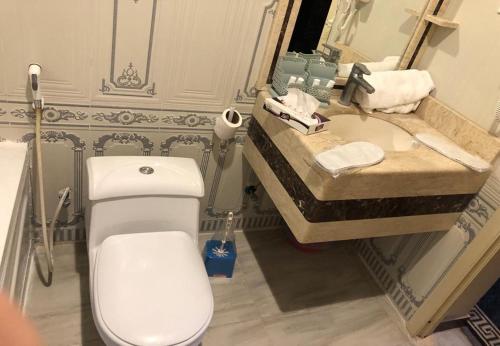 a bathroom with a toilet and a sink at شقق العنوان للوحدات المخدومة ALanwaan apartments for serviced units in Dammam