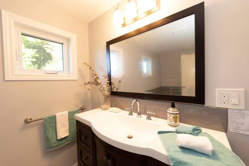 baño con lavabo y espejo grande en Entire house/wifi/private/cozy/escape/Muskoka lake, en Bracebridge