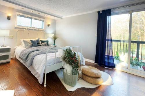 1 dormitorio con cama y ventana grande en Entire house/wifi/private/cozy/escape/Muskoka lake, en Bracebridge