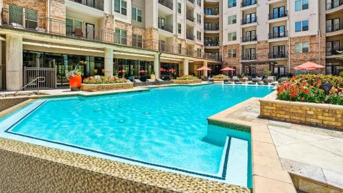a large swimming pool in front of a building at Lodgeur at Elan Med Center in Houston