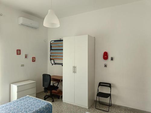 蒙德拉戈的住宿－Villa Carmela Capotosto，一间卧室配有一张床、一个橱柜和一张书桌