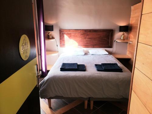 - une chambre avec un lit et 2 serviettes dans l'établissement Chateau de Saint Dau, à Figeac