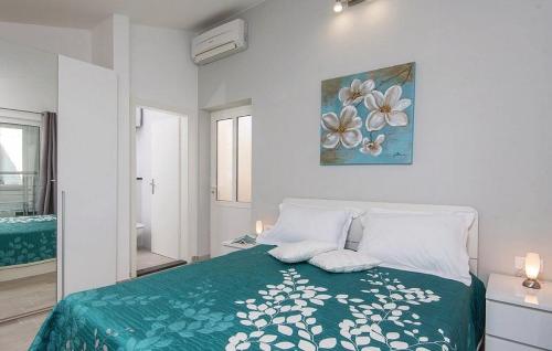 1 dormitorio con 1 cama con manta verde y blanca en Apartment ARGO on the beach, en Sreser