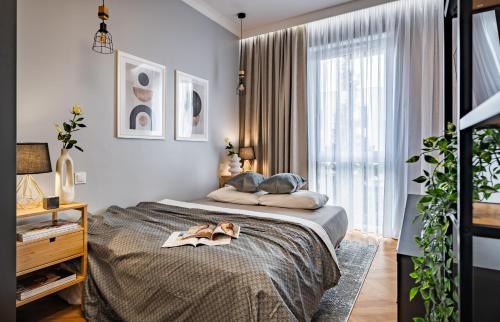 - une chambre avec un lit avec un chien dans l'établissement Apartmenteight, à Toruń