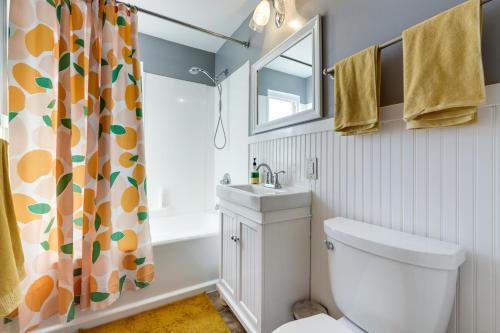 een badkamer met een toilet, een wastafel en een douchegordijn bij Massachusetts Vacation Rental with Deck in Easthampton