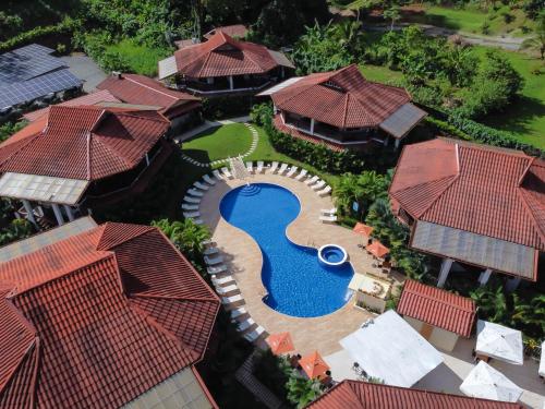 een luchtzicht op een resort met een zwembad en daken bij Terrazas del Caribe Aparthotel in Puerto Viejo