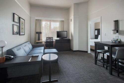 TV a/nebo společenská místnost v ubytování Residence Inn Silver Spring