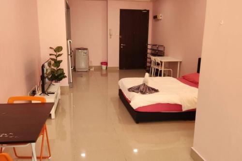 um quarto com uma cama, uma mesa e cadeiras em SA816-Netflix Selfcheck in-WiFi-Parking-Shaftsbury, 4060 em Cyberjaya