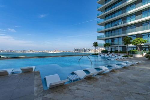 Bazén v ubytování Vogue Beachfront - Palm Views & Private Beach nebo v jeho okolí