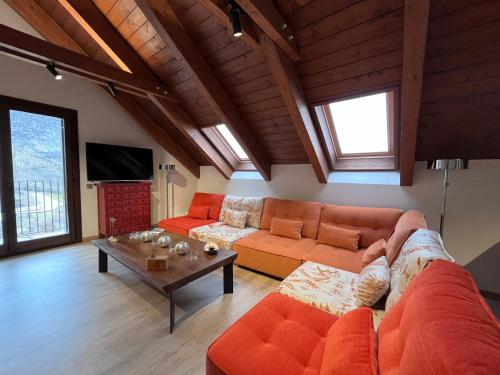 ein Wohnzimmer mit einer Couch und einem Tisch in der Unterkunft BPIRINEOS-Aigualluts in Benasque