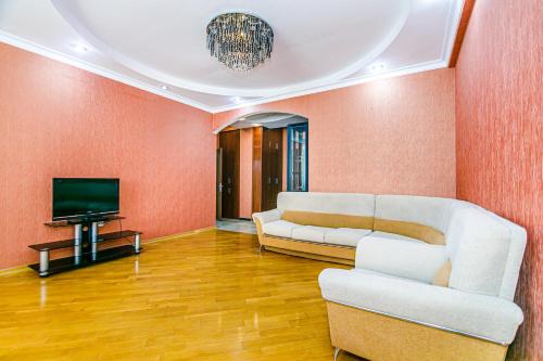 Uma área de estar em New Apartment in Baku 141