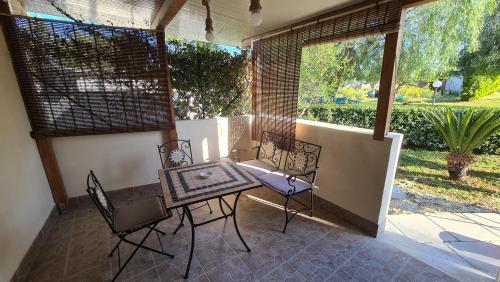 a patio with two chairs and a table on a porch at casa croma in Siracusa