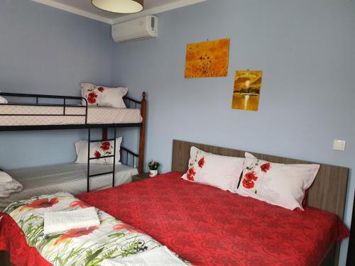 Бадевски рай-къща Любов في Badevtsi: غرفة نوم مع سرير وسرير بطابقين