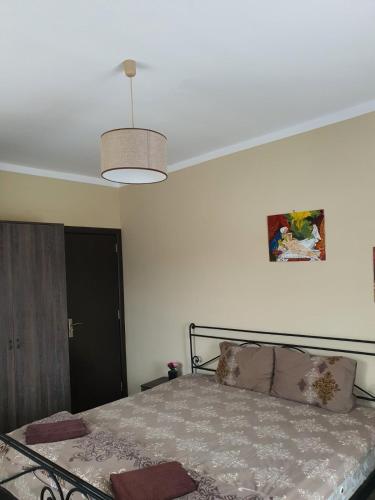 a bedroom with a bed and a ceiling at Бадевски рай-къща Любов in Badewzi
