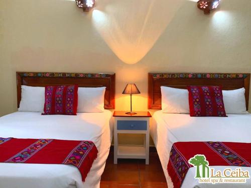 dos camas sentadas una al lado de la otra en una habitación en Hotel La Ceiba, en Chiapa de Corzo