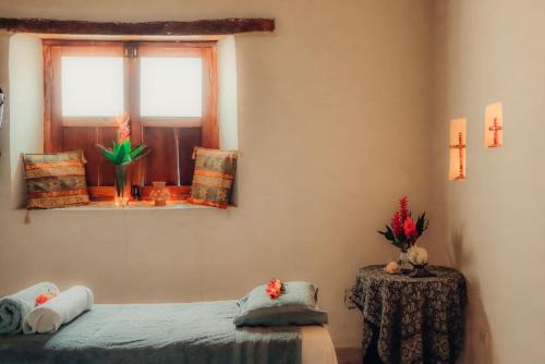 a bedroom with a bed and a window at Hotel La Ceiba in Chiapa de Corzo