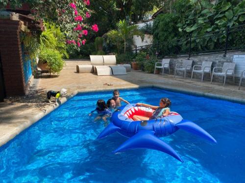 a group of children playing in a pool with a inflatable starfish at Hotel La Ceiba in Chiapa de Corzo