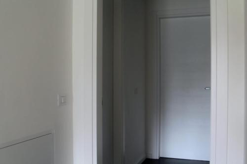 a hallway with two white closets and a door at B&B Gasper in Cavalcaselle
