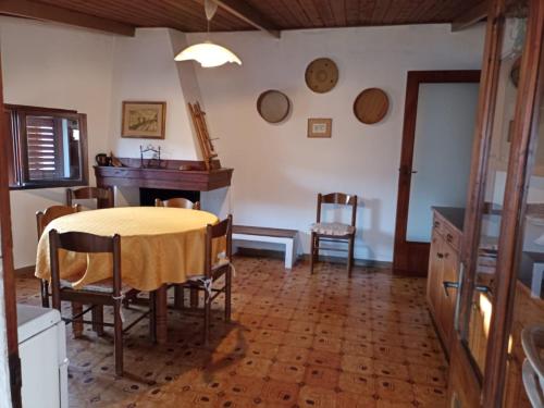 サン・ヴィートにあるAppartamento Ginepro Sardegnaのダイニングルーム(テーブル、椅子付)