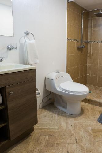 a bathroom with a toilet and a sink and a shower at BOK21 - Hotel en Cancun in Cancún