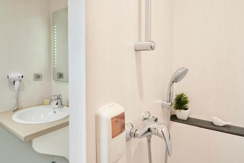 une salle de bain avec toilettes et lavabo dans l'établissement Hotel Le Petit Duquesne, à Nantes