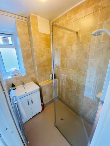 y baño con ducha y lavamanos. en 3 Bed apartment in Camden en Londres