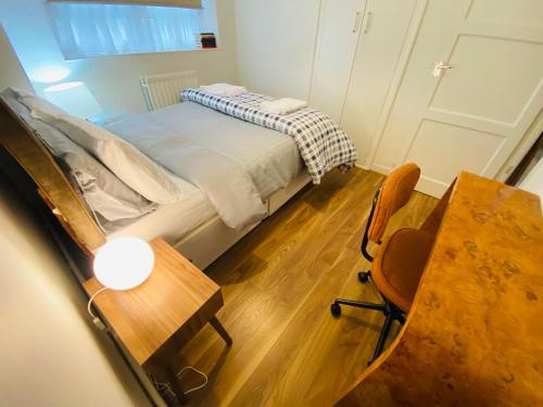ein kleines Schlafzimmer mit einem Bett, einem Tisch und Stühlen in der Unterkunft 3 Bed apartment in Camden in London