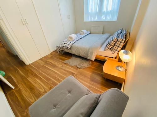 - une petite chambre avec un lit et un canapé dans l'établissement 3 Bed apartment in Camden, à Londres