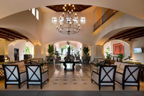 eine große Lobby mit Stühlen und einem Kronleuchter in der Unterkunft The Buenaventura Golf & Beach Resort, Autograph Collection in Río Hato