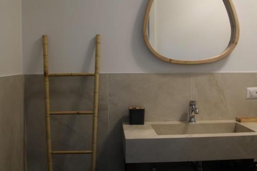uma casa de banho com um lavatório e um espelho em B&B Gasper em Cavalcaselle