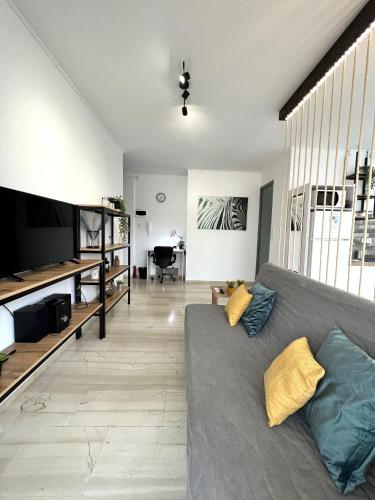 Zeus Bright & New Apartment - 25' walk to the Acropolis