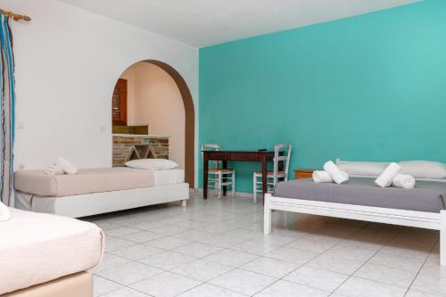 Habitación con 2 camas y mesa. en Depis economy apartments, en Naxos Chora
