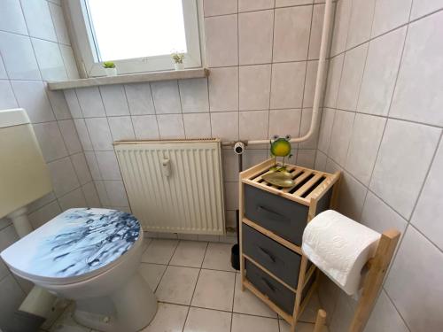 Blue Chili 16 Familienwohnung nahe Uniklinik - Boxspringbett Balkon Wlan في ماغدبورغ: حمام صغير مع مرحاض ومغسلة