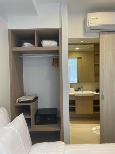 Postel nebo postele na pokoji v ubytování Modern Golf course view Apartment in Sky Park Laguna