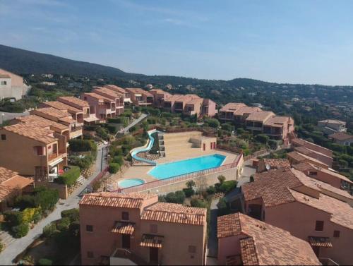 an aerial view of a resort with a swimming pool at Appartement 1 chambre vue mer et grande terrasse in Cavalaire-sur-Mer