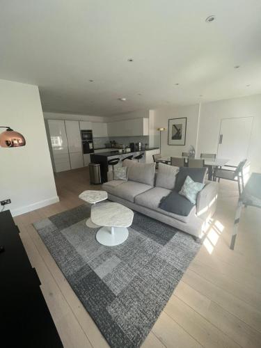 a living room with a couch and a table at Stunning Marylebone apartment in London