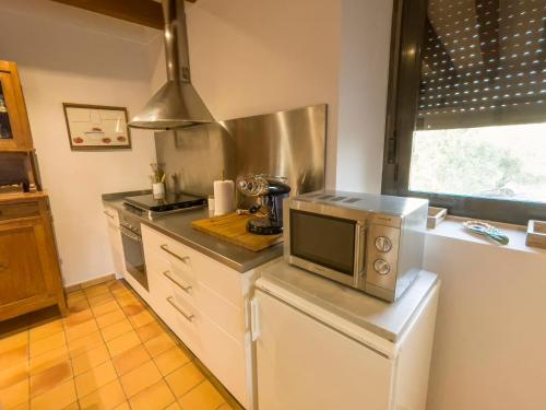 Η κουζίνα ή μικρή κουζίνα στο Masia de Queralt Luxury Casa Rural Spa y Vistas