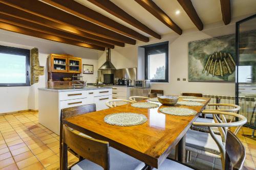 Η κουζίνα ή μικρή κουζίνα στο Masia de Queralt Luxury Casa Rural Spa y Vistas