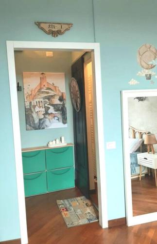 a room with a hallway with a blue wall at Interno 15 Diario di viaggio in Vigevano